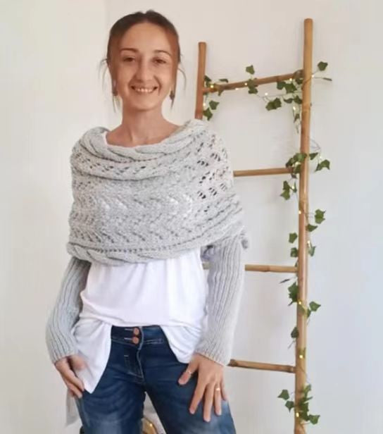 Kobieta w ażurowym szalu z rękawami