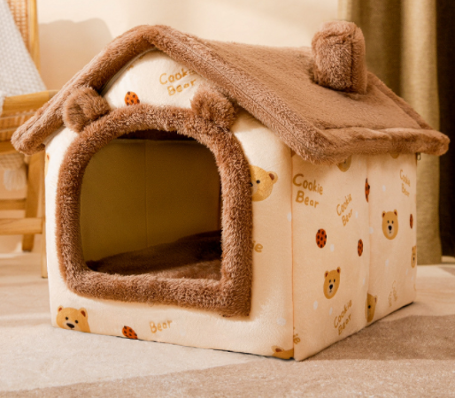 Kot w pluszowym domku z daszkiem