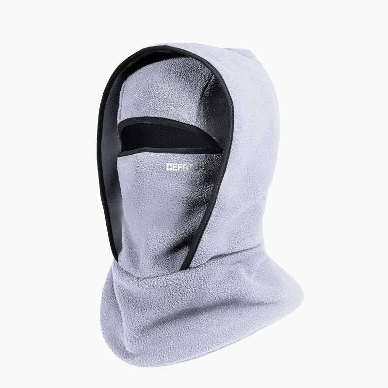 Osoba w czarnej polarowej kominiarce z otworem na oczy